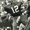 Roger Staubach Vintage Nfl Poster by Gianfranco Weiss