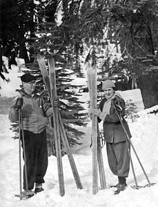 Wall Art - Photograph - Skiing Badger Pass In Yosemite by Underwood Archives